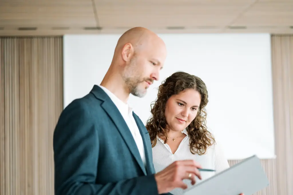 Lorenz K zeigt Yarah etwas auf dem Surface 2 (1)