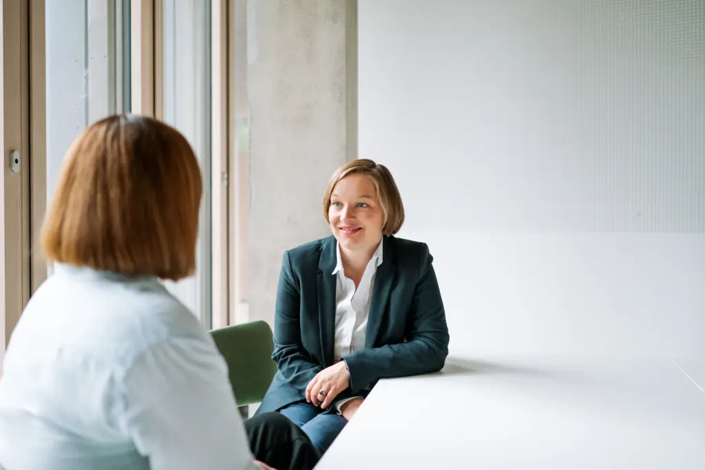 Pia hört Daniela lächeln zu