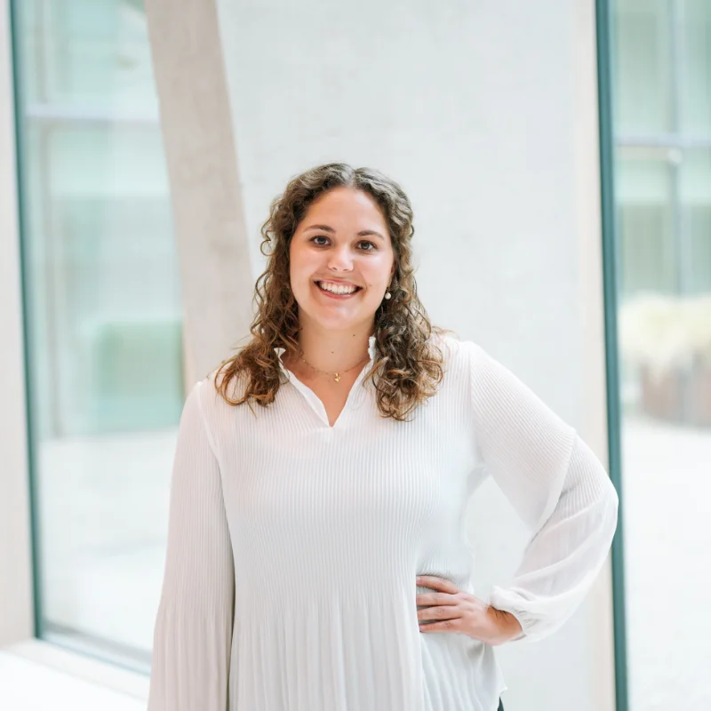 Yarah Portrait stehend frontal