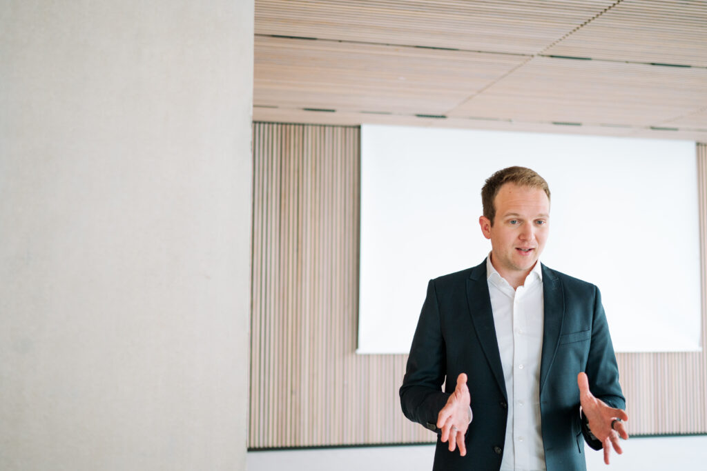 Fabian erklärt alleine