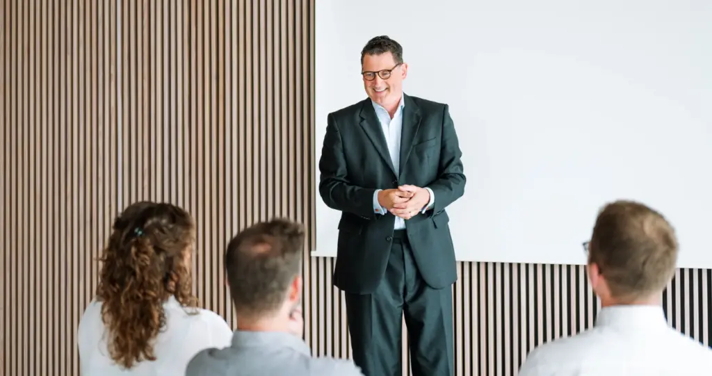 Joachim erklärt lächelnd